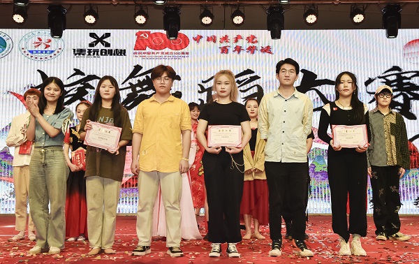 22優(yōu)秀團體奧創(chuàng)健身 護理學(xué)院文藝部 王玲 石雅紅優(yōu)秀組合.jpg